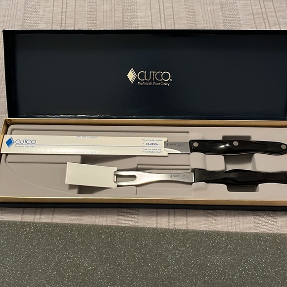 NWOT Cutco 9” knife and fork carving set #1834. New in box - never used!